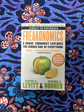 Load image into Gallery viewer, Freakonomics: A Rogue Economist Explores the Hidden Side of Everything by Steven Levitt
