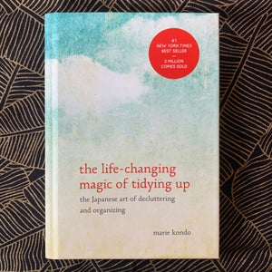 The Life-Changing Magic of Tidying Up: the Japanese Art of Decluttering and Organzing by Marie Kondo